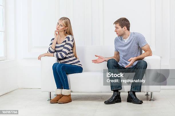 Junge Kaukasischen Paar Sitzen Auf Couchfamilienprobleme Stockfoto und mehr Bilder von Sofa
