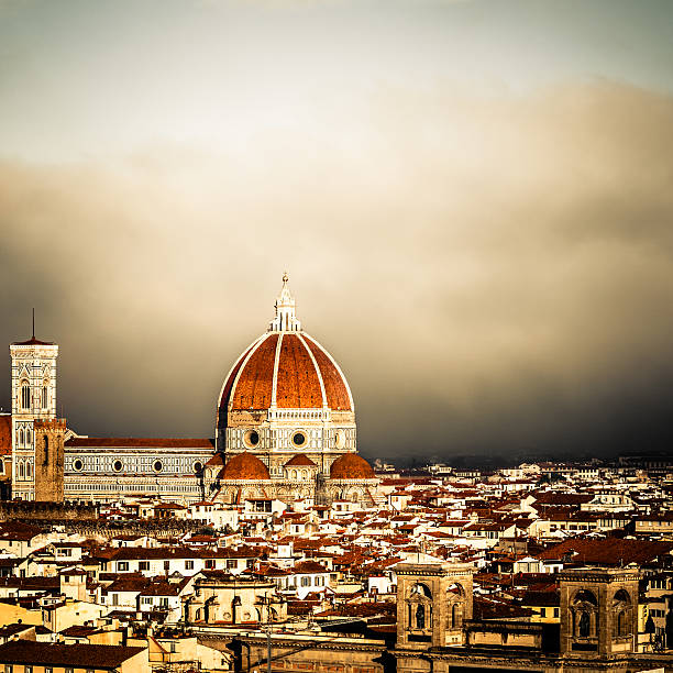 atmosfera misteriosa duomo, firenze - dramatic sky duomo santa maria del fiore piazzale michelangelo florence italy foto e immagini stock