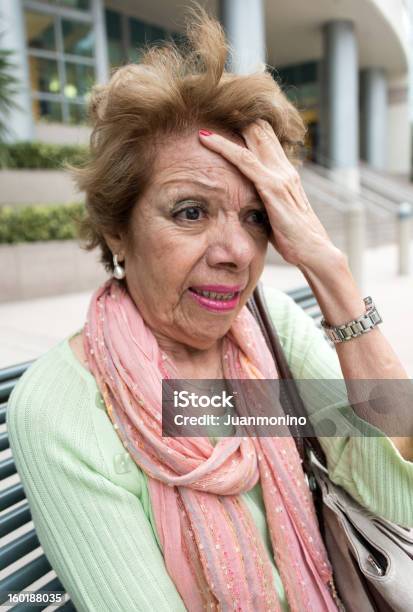 Photo libre de droit de Seuls Dans La Ville banque d'images et plus d'images libres de droit de Défaite - Défaite, Femmes seniors, Prise de vue en extérieur