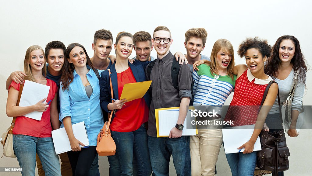 Gruppo numeroso di studenti - Foto stock royalty-free di Gruppo di persone