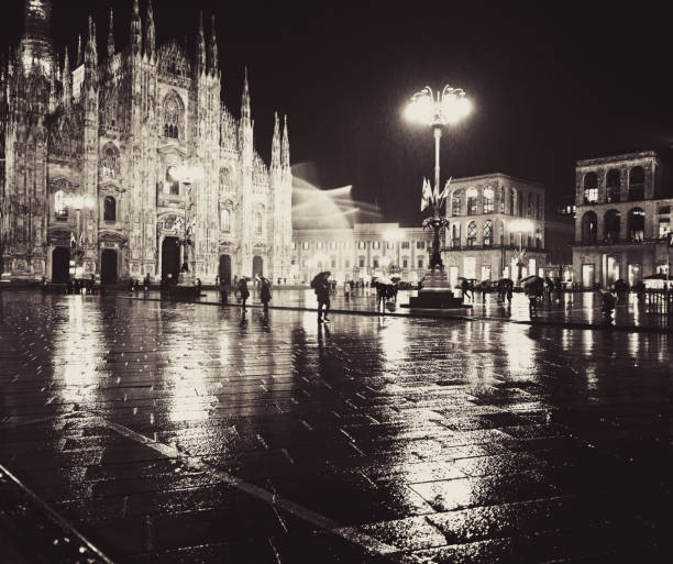 catedral duomo, à noite, sob chuva, milão, itália - milan italy cathedral duomo of milan night - fotografias e filmes do acervo