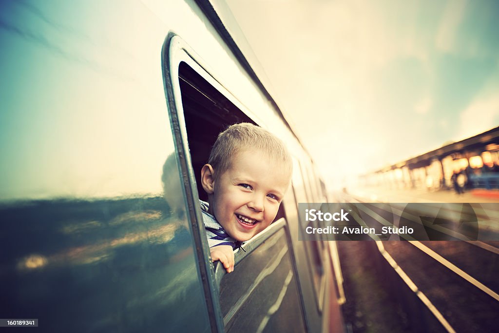 Kleine Junge auf der Eisenbahn - Lizenzfrei Blick durchs Fenster Stock-Foto