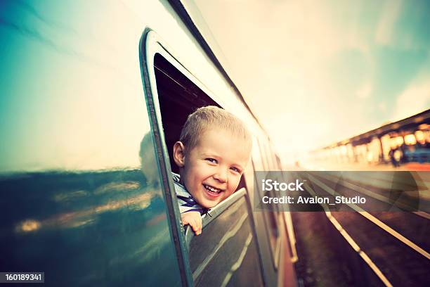 Kleine Junge Auf Der Eisenbahn Stockfoto und mehr Bilder von Blick durchs Fenster - Blick durchs Fenster, Eisenbahn, Fenster