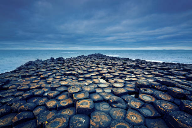 巨人 causeway で、曇りの日 - nobody non urban scene long exposure county antrim ストックフォトと画像