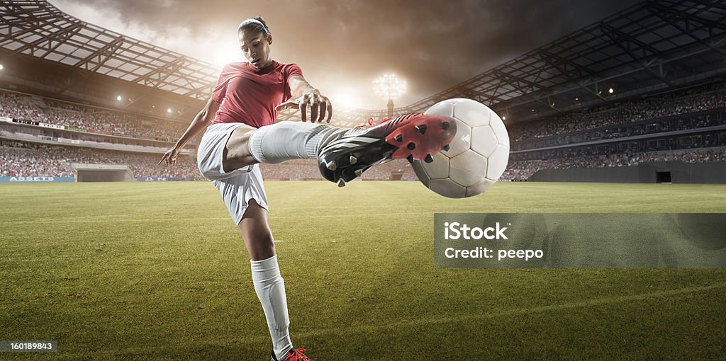 Garota de futebol chutando a bola de futebol - Foto de stock de Futebol royalty-free