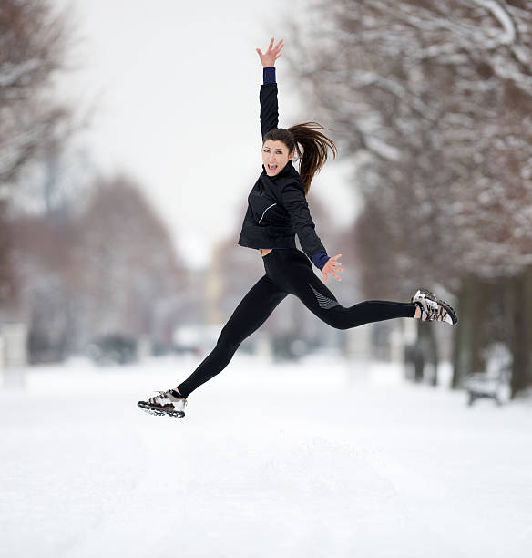 invierno al aire libre, gimnasio, una hermosa mujer - jumping women running vitality fotografías e imágenes de stock