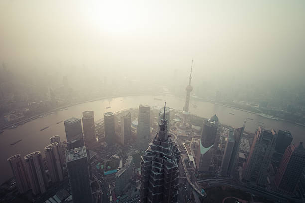 chinês poluição atmosférica, xangai, china - smog china beijing pollution - fotografias e filmes do acervo