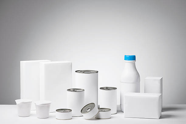 etichetta vuota prodotti su bianco neutro su sfondo grigio sfumato - yogurt container foto e immagini stock