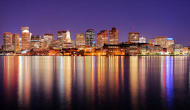 hermosa ciudad de boston de las luces de la ciudad por la noche - boston harbor fotografías e imágenes de stock