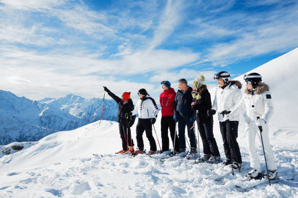 grupa szczęśliwy narciarski - winter friendship france italy zdjęcia i obrazy z banku zdjęć