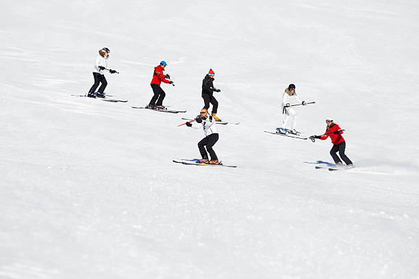 narciarstwo grupy na stok w górach - winter friendship france italy zdjęcia i obrazy z banku zdjęć