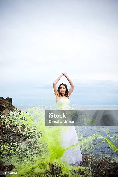 Cestino Abito Da Sposa Con Vernice Verde - Fotografie stock e altre immagini di Abito da sposa - Abito da sposa, Acqua, Adulto