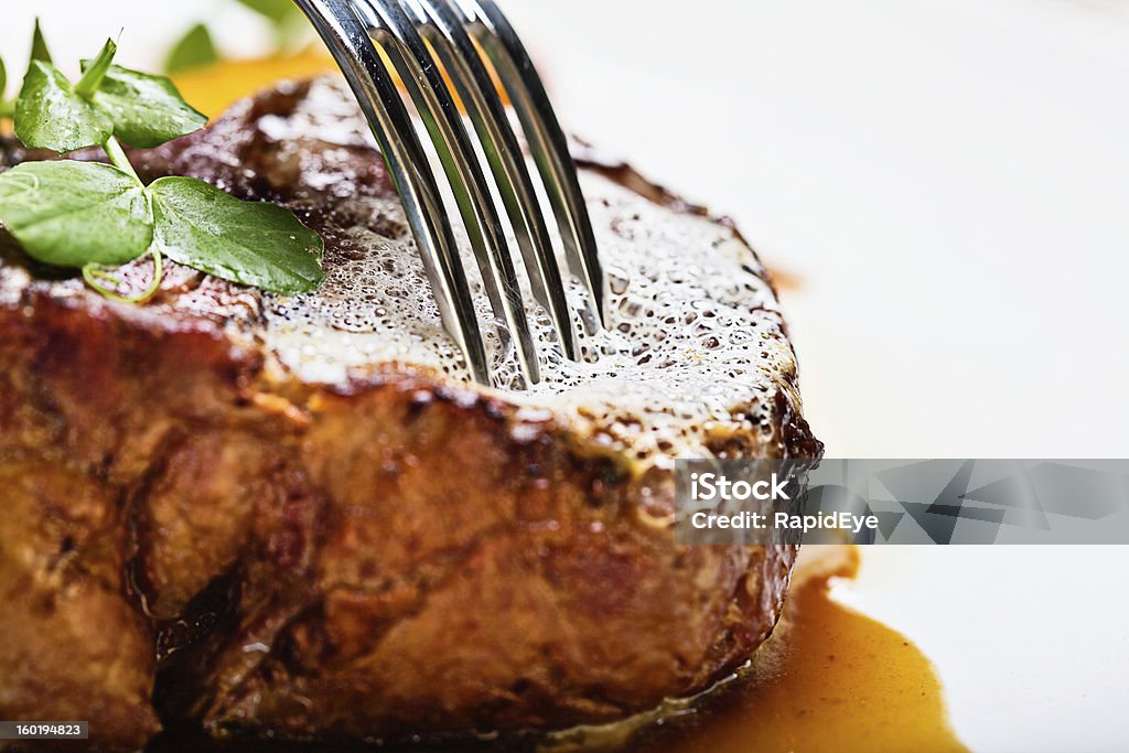 Widelec-przetarg: Widelec delikatnie prods soczysty stek z grilla, badania pod kątem tkliwości - Zbiór zdjęć royalty-free (Mięso)