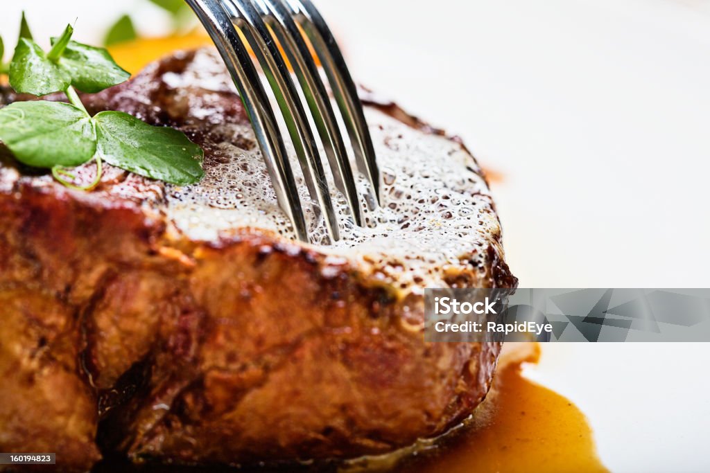 Macia: fork suavemente prods suculento filé grelhado, testes para maciez - Foto de stock de Carne royalty-free