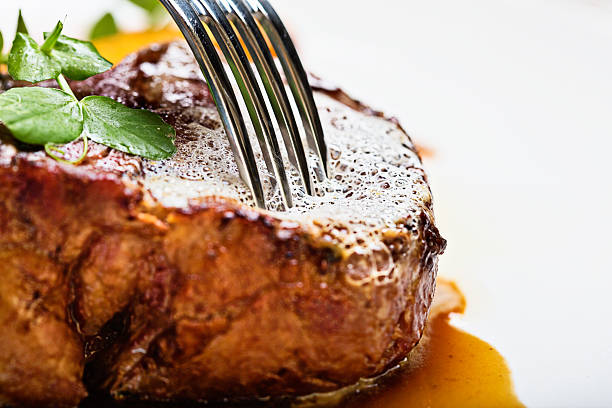 macia: fork suavemente prods suculento filé grelhado, testes para maciez - fillet steak char grilled filet mignon steak - fotografias e filmes do acervo
