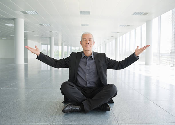 비즈니스 zen - men yoga meditating cross legged 뉴스 사진 이미지
