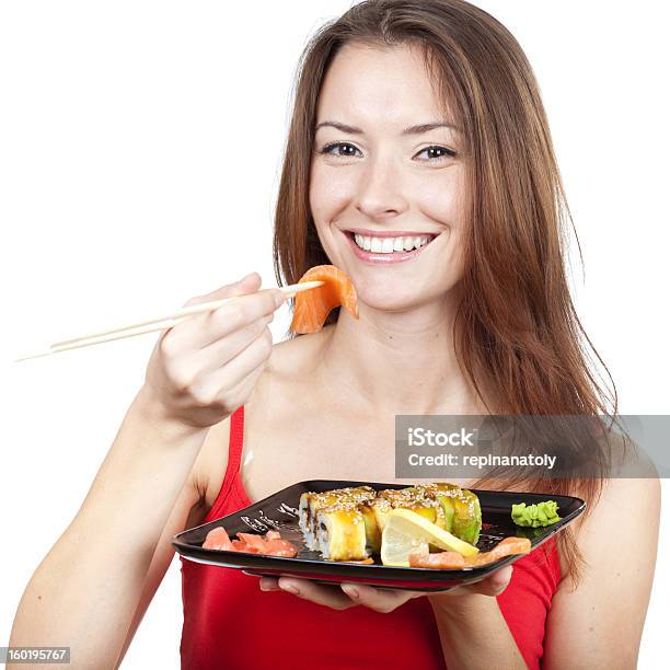 Piękna Kobieta Jedzenie Sushi Brunette - zdjęcia stockowe i więcej obrazów 20-29 lat - 20-29 lat, Brązowe włosy, Chrzan japoński