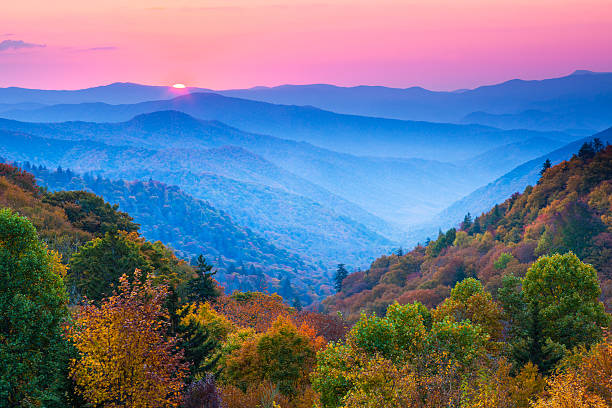 herbst sonnenaufgang über den bergen - great smoky mountains great smoky mountains national park mountain mountain range stock-fotos und bilder