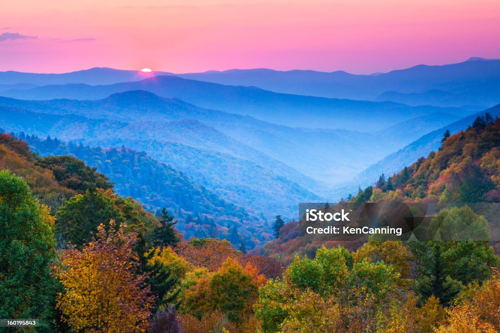 Otoño en las Montañas al amanecer - Foto de stock de Tennessee libre de derechos