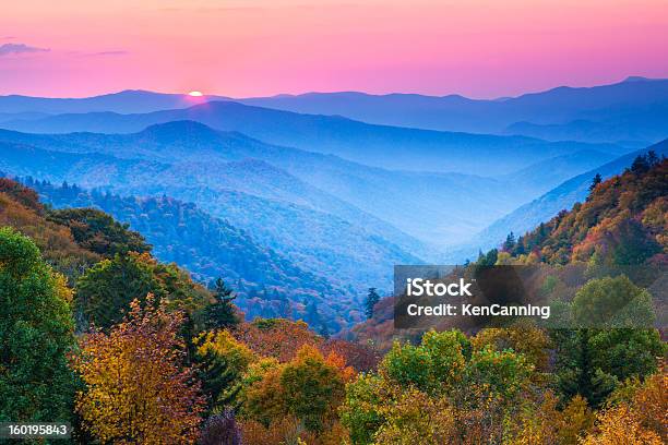 Otoño En Las Montañas Al Amanecer Foto de stock y más banco de imágenes de Tennessee - Tennessee, Parque nacional Great Smoky Mountains, Carolina del Norte - Estado de los EE. UU.