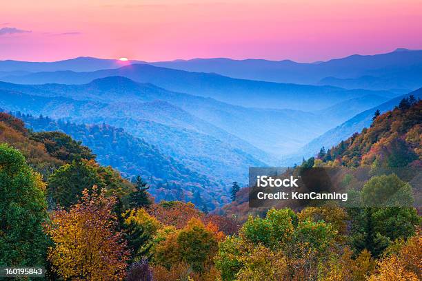 Jesień Górski Sunrise - zdjęcia stockowe i więcej obrazów Stan Tennessee - Stan Tennessee, Park Narodowy Great Smoky Mountains, Stan Karolina Północna