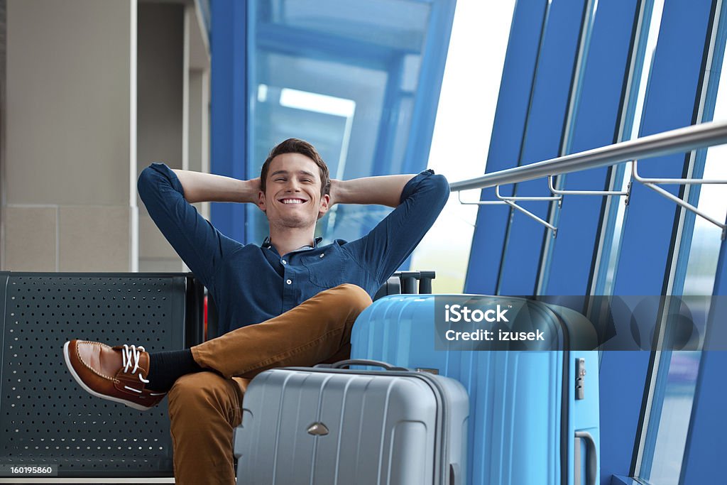 Junger Mann in einem Flughafen-lounge - Lizenzfrei Flughafen Stock-Foto