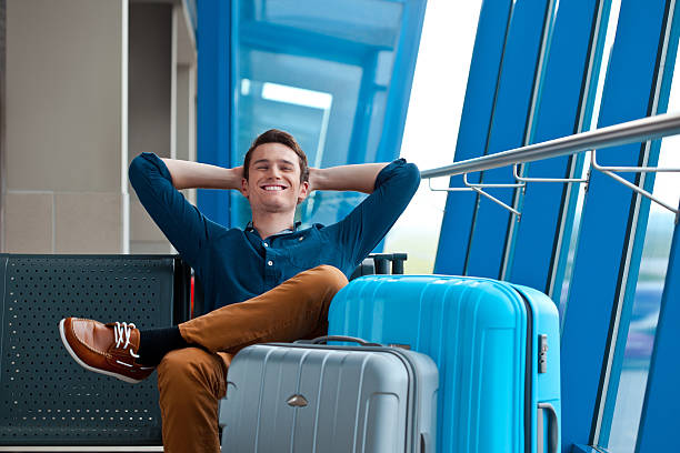 junger mann in einem flughafen-lounge - airport airplane travel airport lounge stock-fotos und bilder