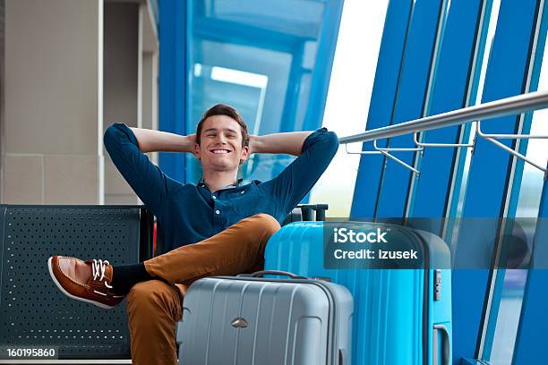 Junger Mann In Einem Flughafenlounge Stockfoto und mehr Bilder von Flughafen - Flughafen, Reise, Männer