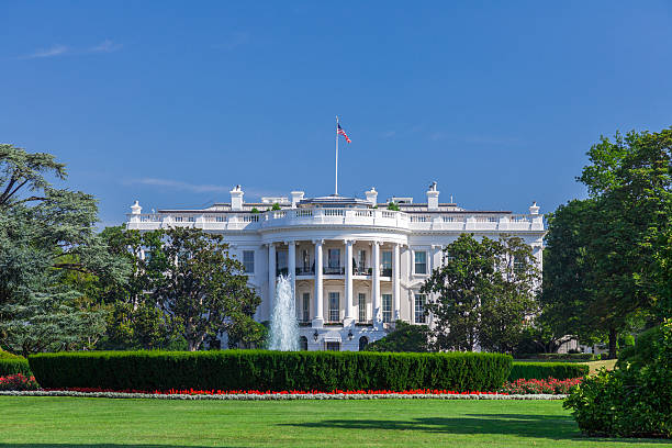 casa bianca nel cielo sereno - white house immagine foto e immagini stock