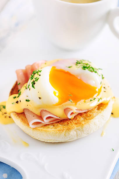 œufs bénédicte, un sandwich pour le petit déjeuner - oeuf poché photos et images de collection