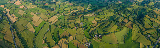 paysage en patchwork éclatant terrains fermes idylliques de la campagne - welsh culture wales field hedge photos et images de collection