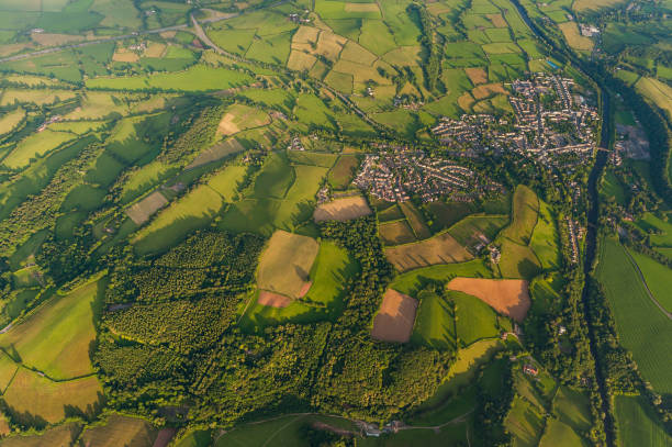 fotografia aérea sobre a zona rural vilarejos e campos verdes - welsh culture wales field hedge - fotografias e filmes do acervo