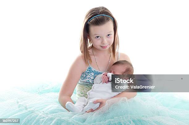 Gran Hermano Mirando Hacia Arriba Con Sonrisa Dulce Foto de stock y más banco de imágenes de 0-1 mes