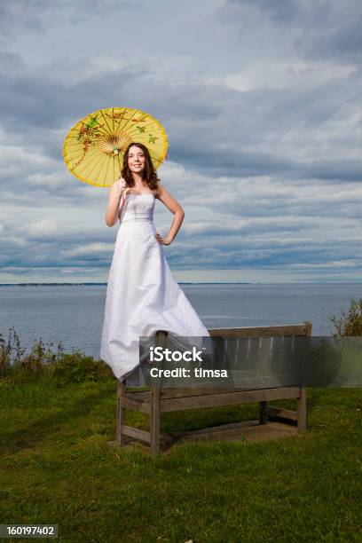 Novia Con Sombrilla Montaje En Banco Del Parque Foto de stock y más banco de imágenes de Novia - Boda - Novia - Boda, Retrato, 20 a 29 años