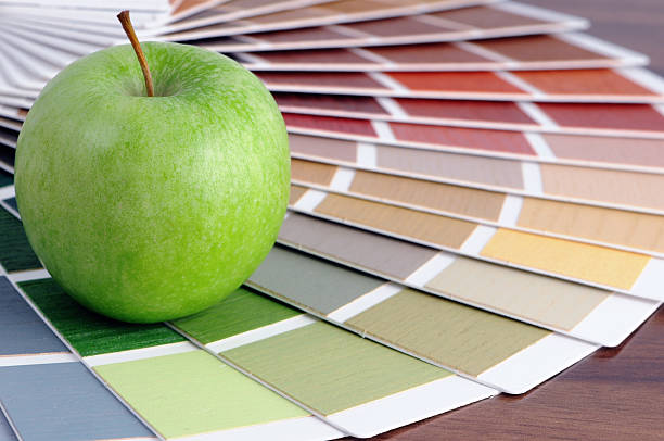 amostra de cor com maçã verde - angenommen sampler cmyk table imagens e fotografias de stock
