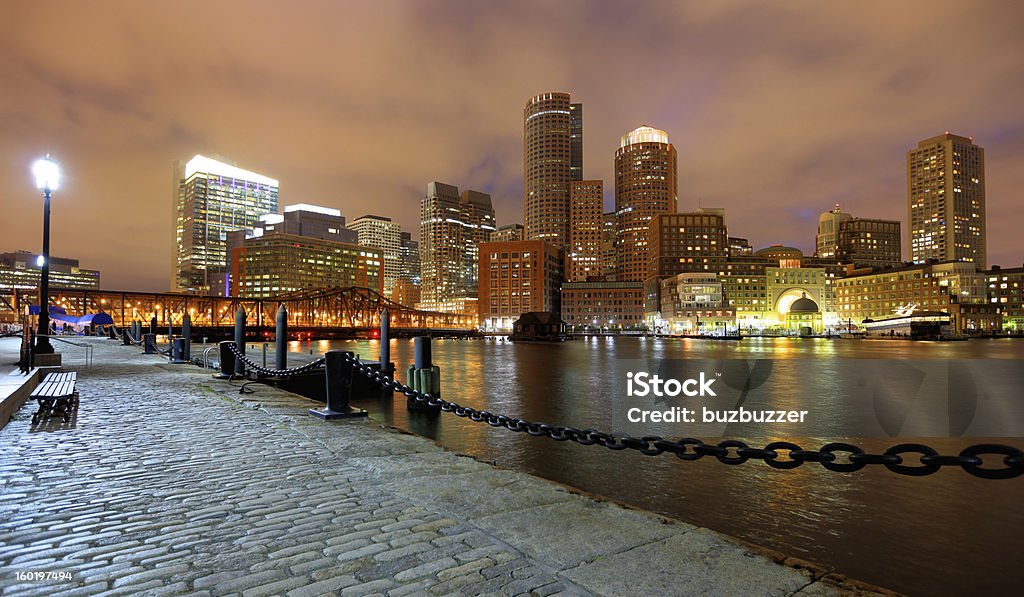 Boston City Riverside passarela à noite - Foto de stock de Boston - Massachusetts royalty-free