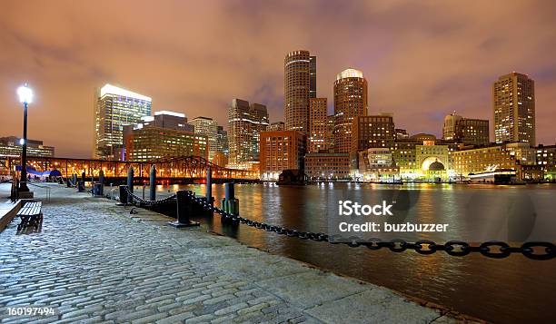 Foto de Boston City Riverside Passarela À Noite e mais fotos de stock de Boston - Massachusetts - Boston - Massachusetts, Litoral, Enseada de Boston