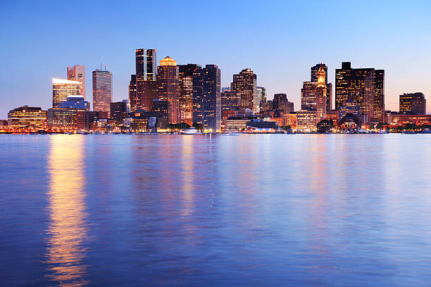 abend auf beleuchtete boston city - clear sky urban scene boston massachusetts stock-fotos und bilder