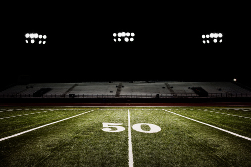 Cincuenta y jardín línea de campo de fútbol americano en la noche photo