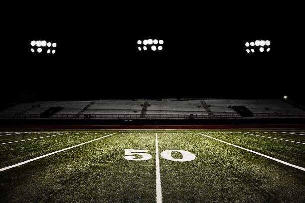 cincuenta y jardín línea de campo de fútbol americano en la noche - bleachers stadium seat empty fotografías e imágenes de stock