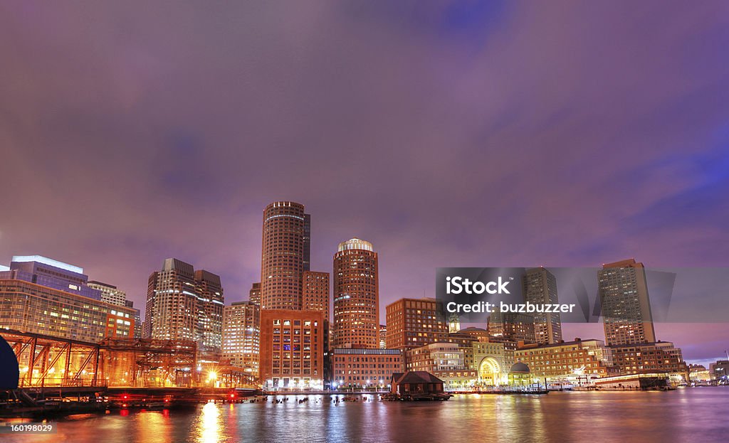 Iluminado en la noche de la ciudad de Boston - Foto de stock de Agua libre de derechos