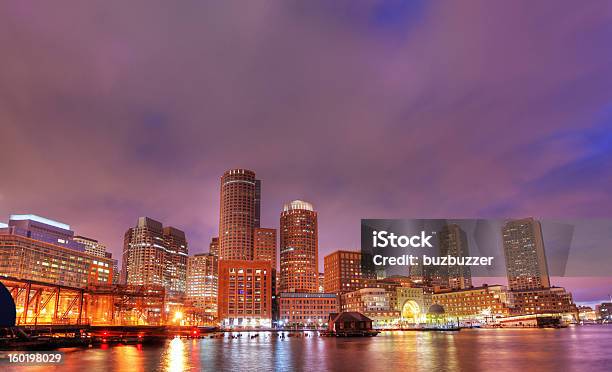 Iluminado En La Noche De La Ciudad De Boston Foto de stock y más banco de imágenes de Agua - Agua, Aire libre, Anochecer