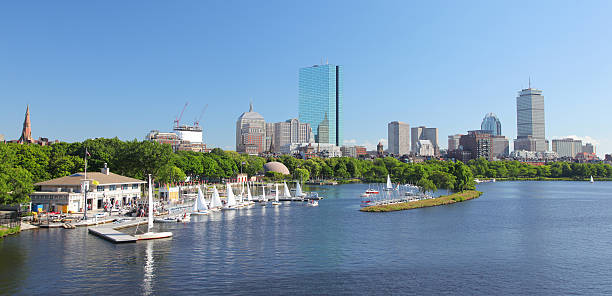 boston park et le port de plaisance - boston skyline charles river blue photos et images de collection