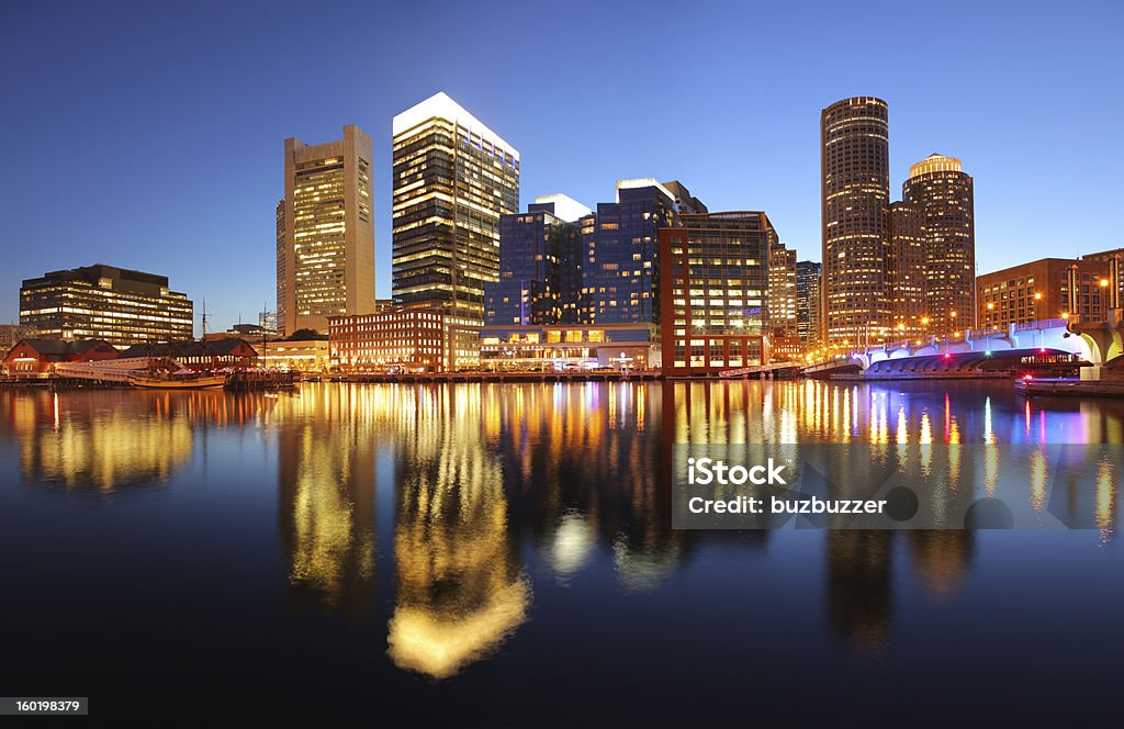 Beleuchtete Boston Skyline bei Sonnenuntergang - Lizenzfrei Boston Stock-Foto