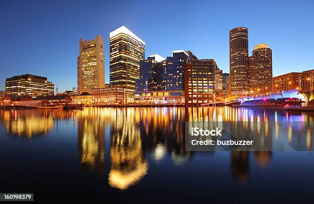 Beleuchtete Boston Skyline Bei Sonnenuntergang Stockfoto und mehr Bilder von Boston - Boston, Leben in der Stadt, Abenddämmerung