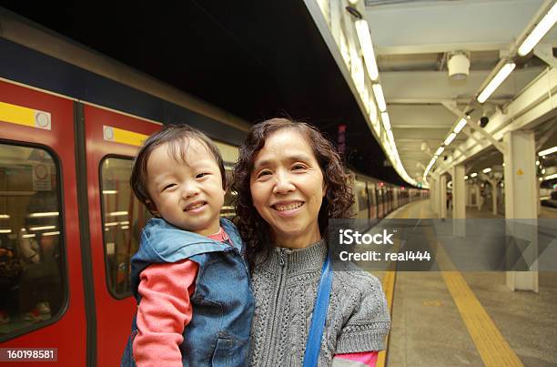 Glückliche Großmutter Mit Ihrem Enkel In Hongkong Metro Stockfoto und mehr Bilder von Glücklichsein