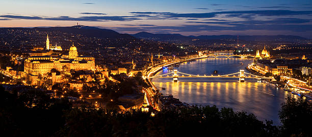 rio danúbio em budapeste à noite - budapest chain bridge panoramic hungary imagens e fotografias de stock