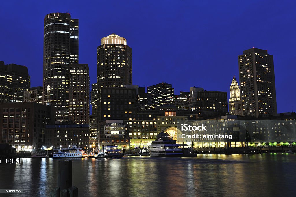 Porto di Boston Waterfront a notte - Foto stock royalty-free di Acqua