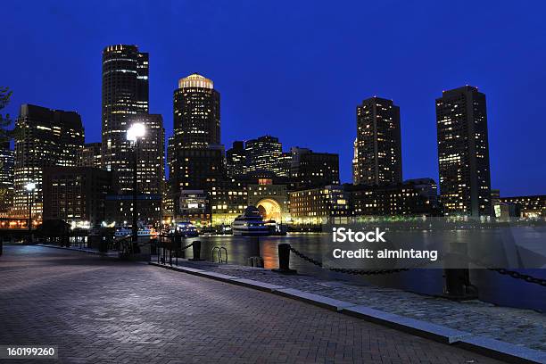Porto Di Boston Di Notte - Fotografie stock e altre immagini di Acqua - Acqua, Ambientazione esterna, Architettura