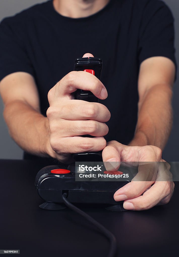 Jogador de videojogo Jogando jogos de vídeo com retro'joystick' - Royalty-free Brincar Foto de stock